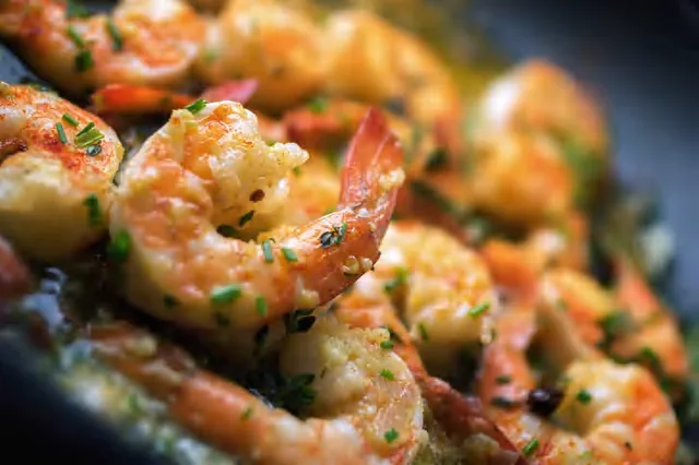 低温慢煮酱油黄油虾
